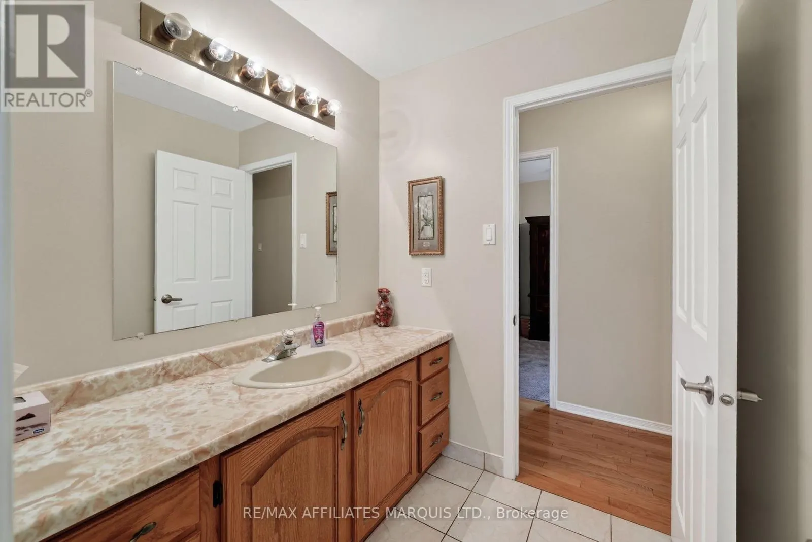 828 CHELSEA CRESCENT