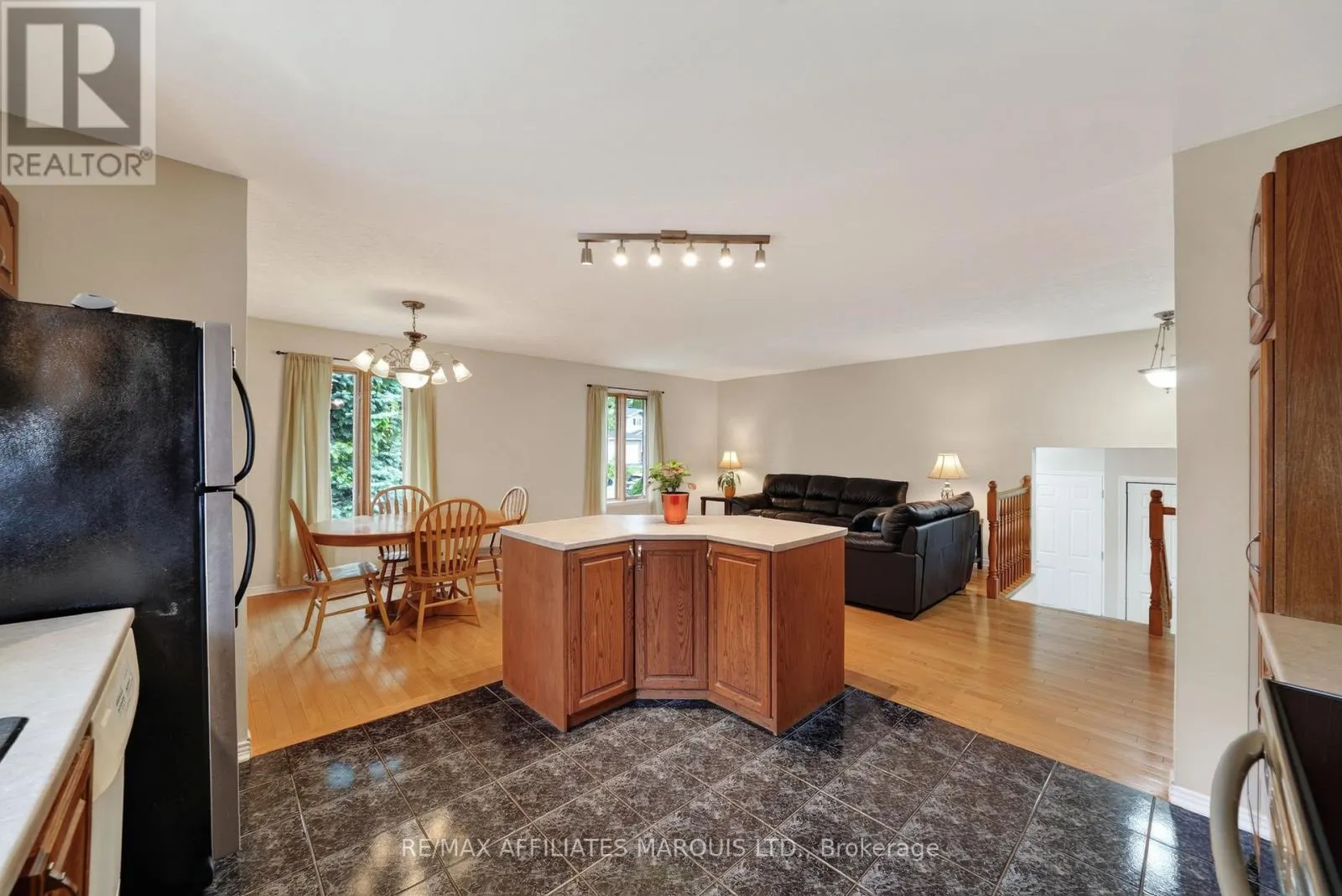828 CHELSEA CRESCENT