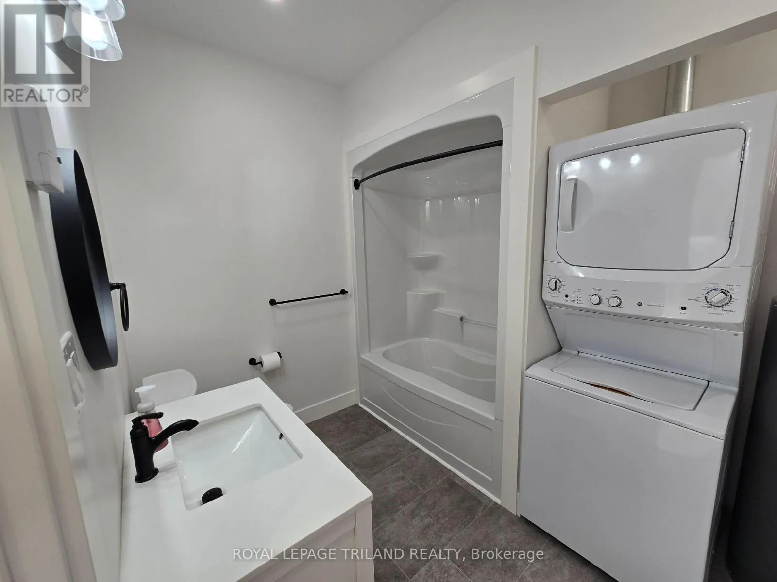 1 - 245 ROSS STREET #1