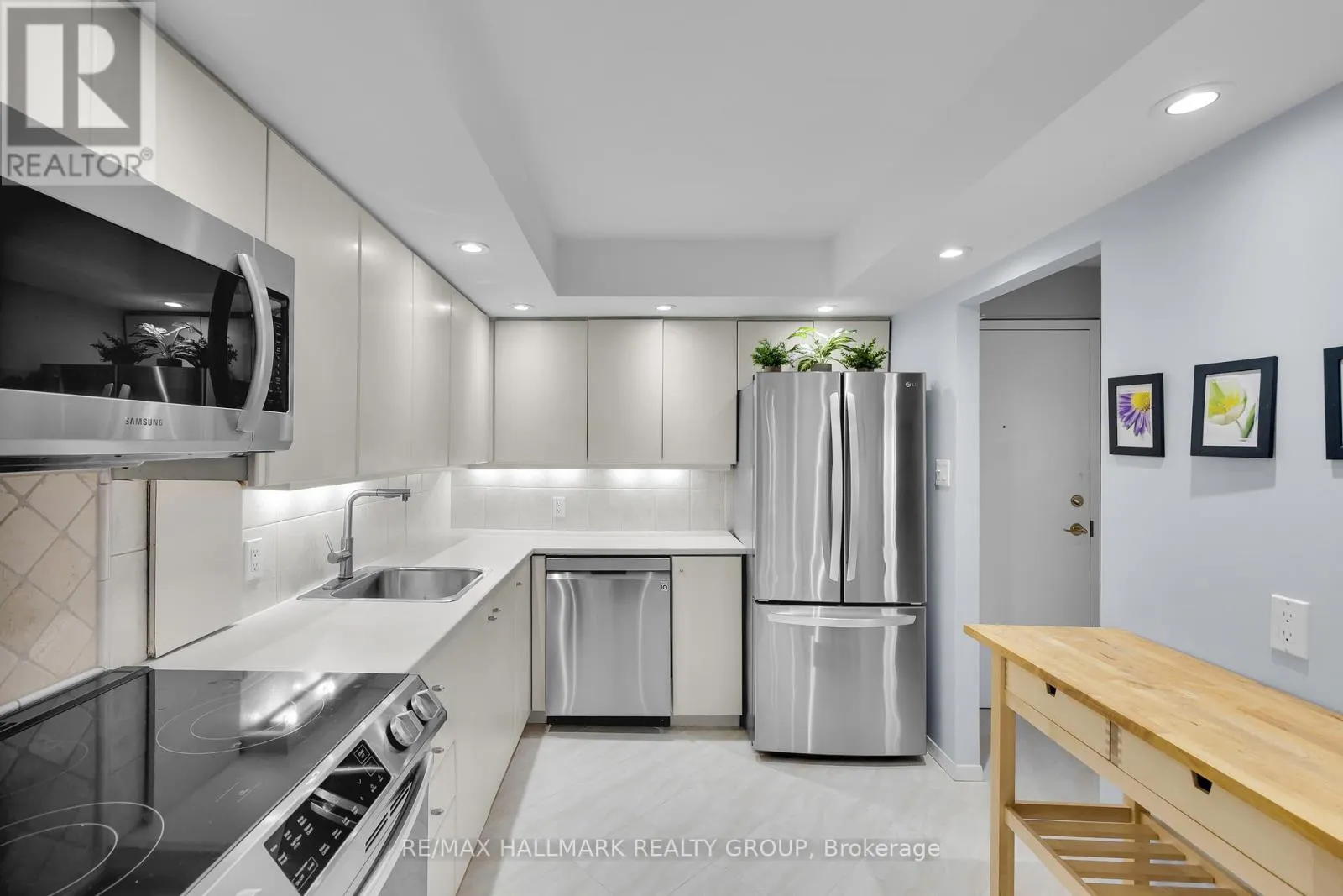 810 - 151 BAY STREET