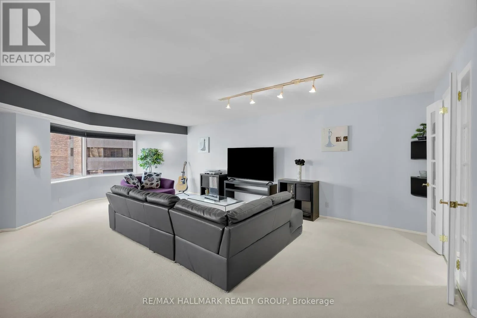 810 - 151 BAY STREET