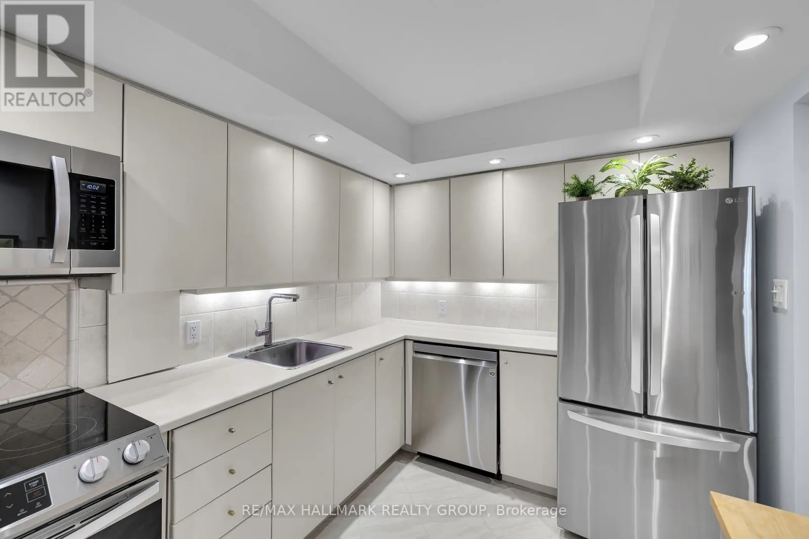810 - 151 BAY STREET