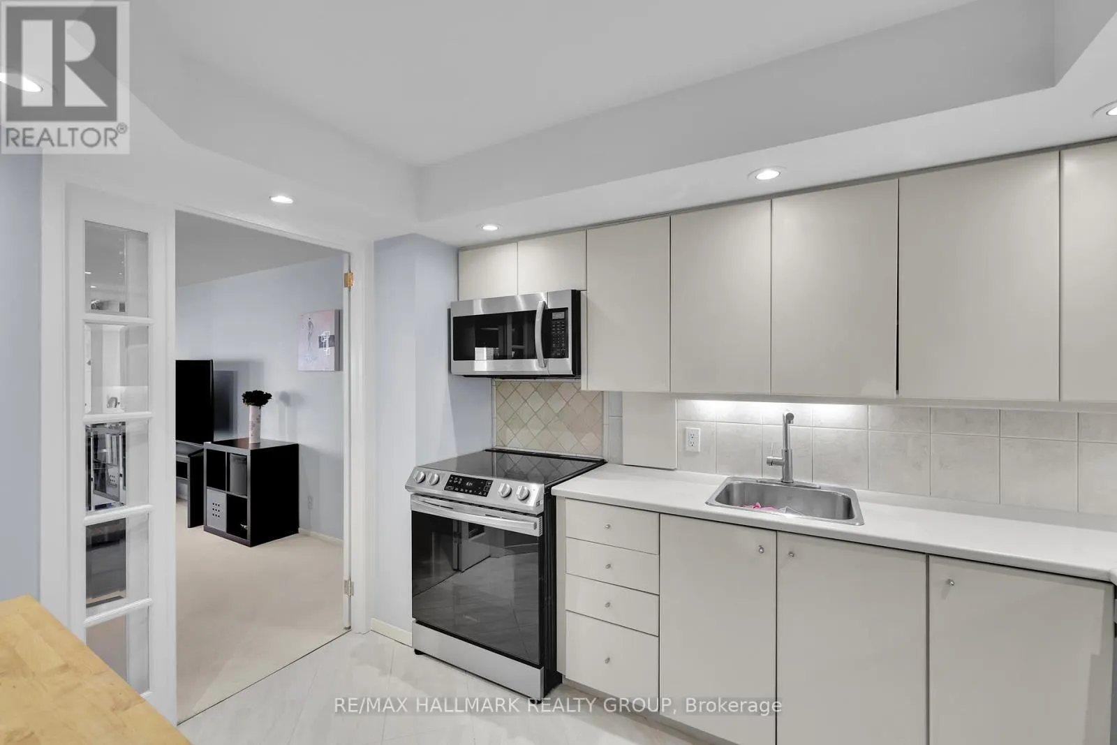 810 - 151 BAY STREET