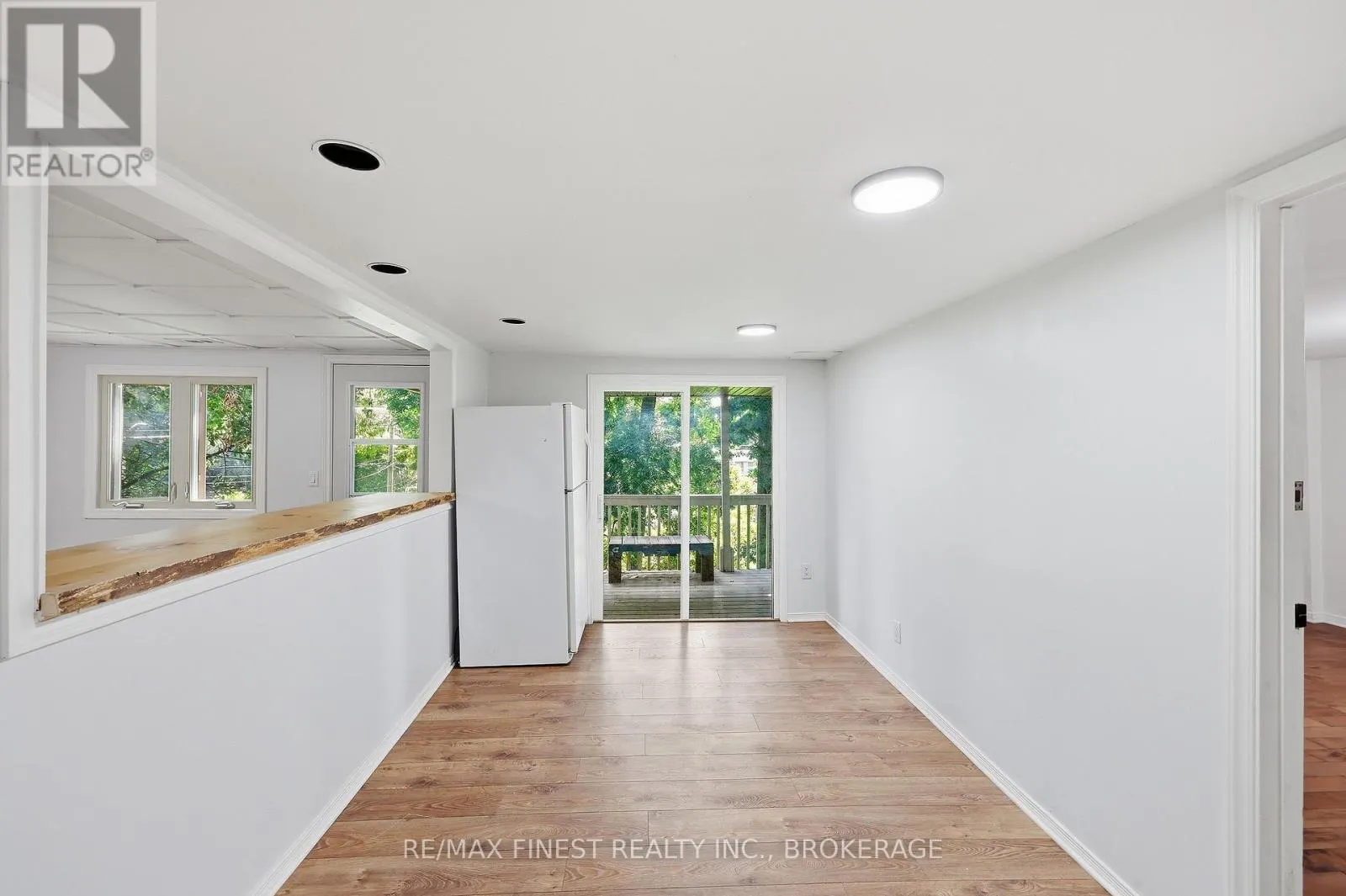 933 MAYFAIR CRESCENT