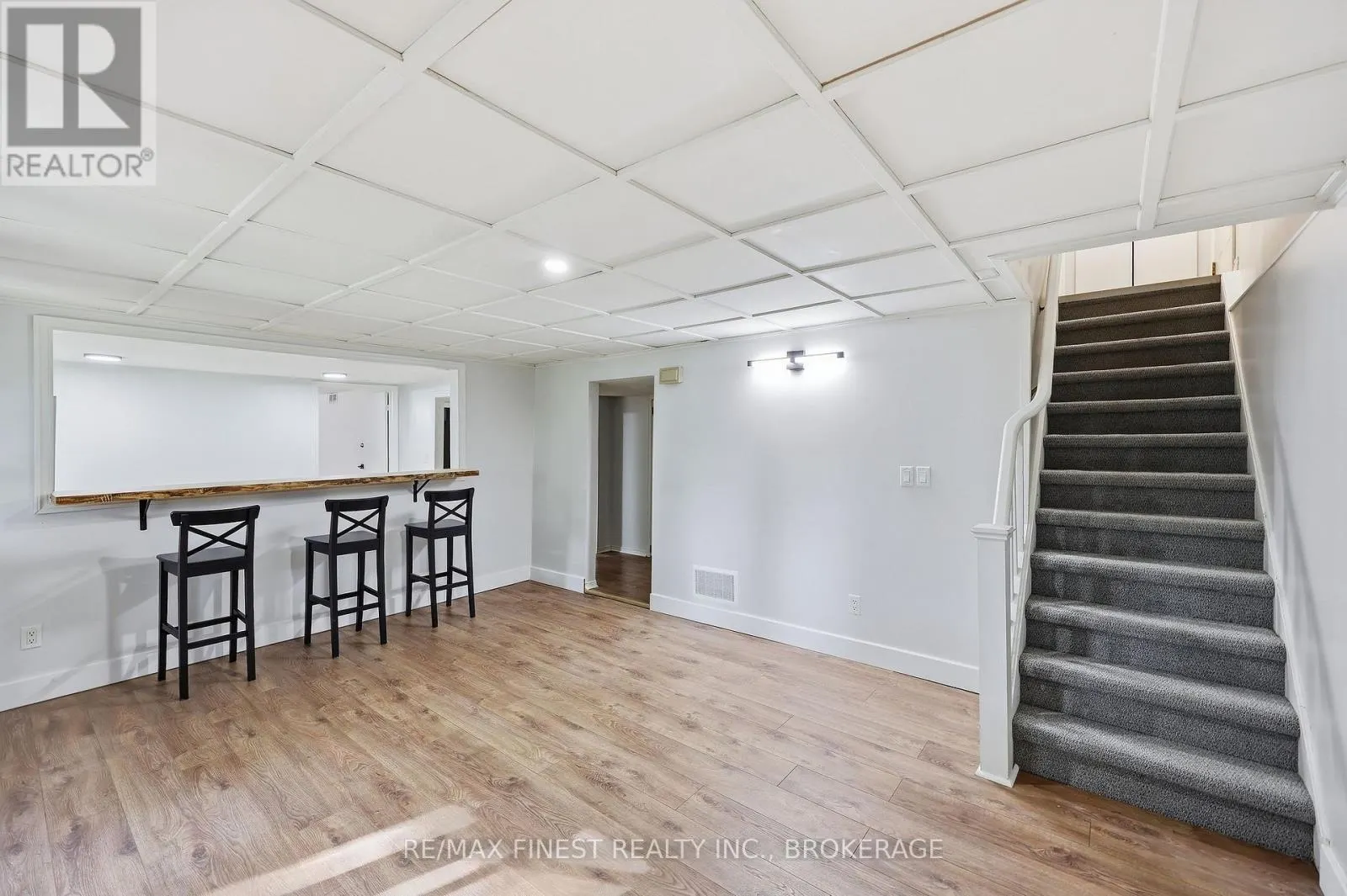 933 MAYFAIR CRESCENT