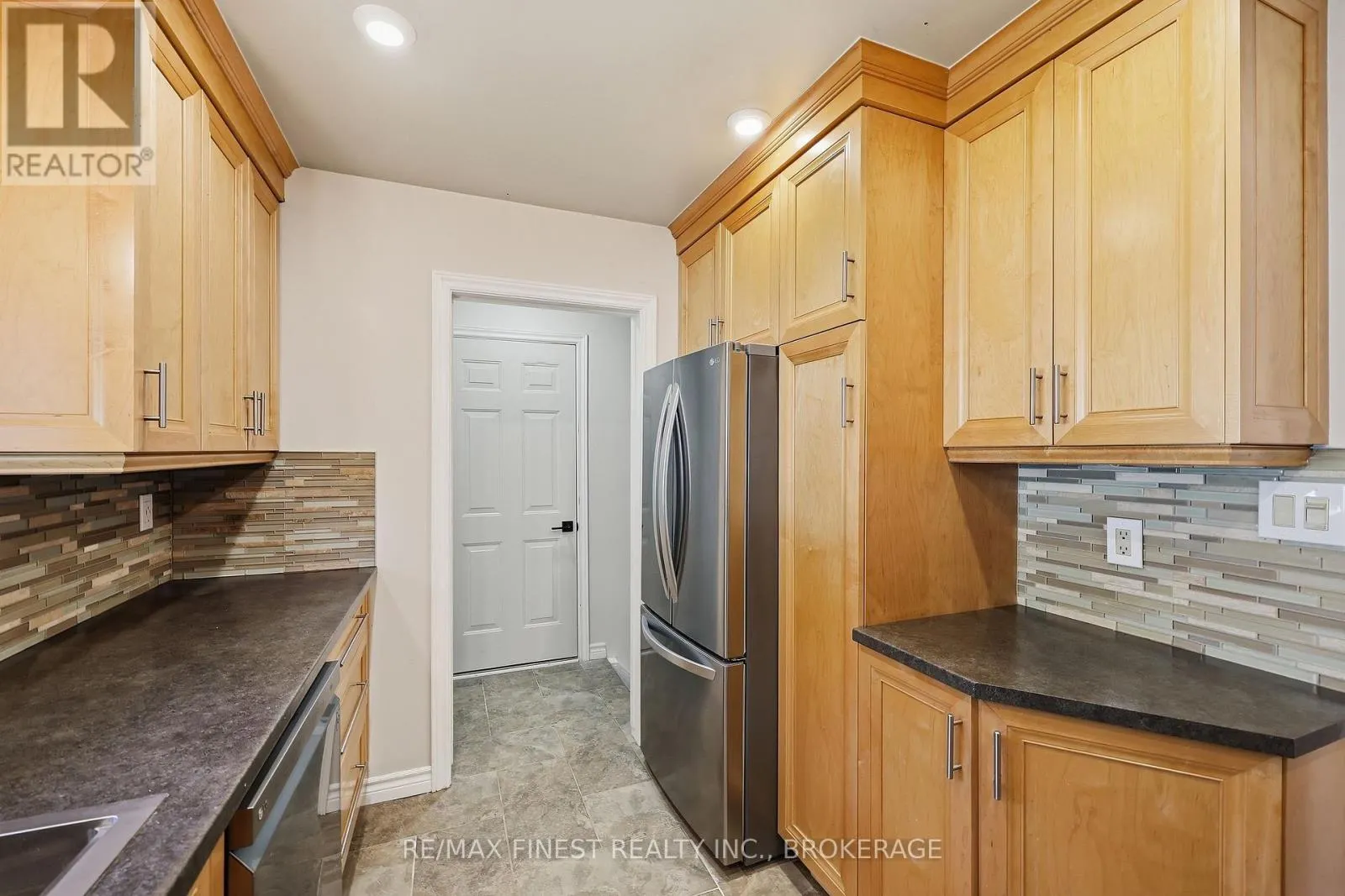 933 MAYFAIR CRESCENT