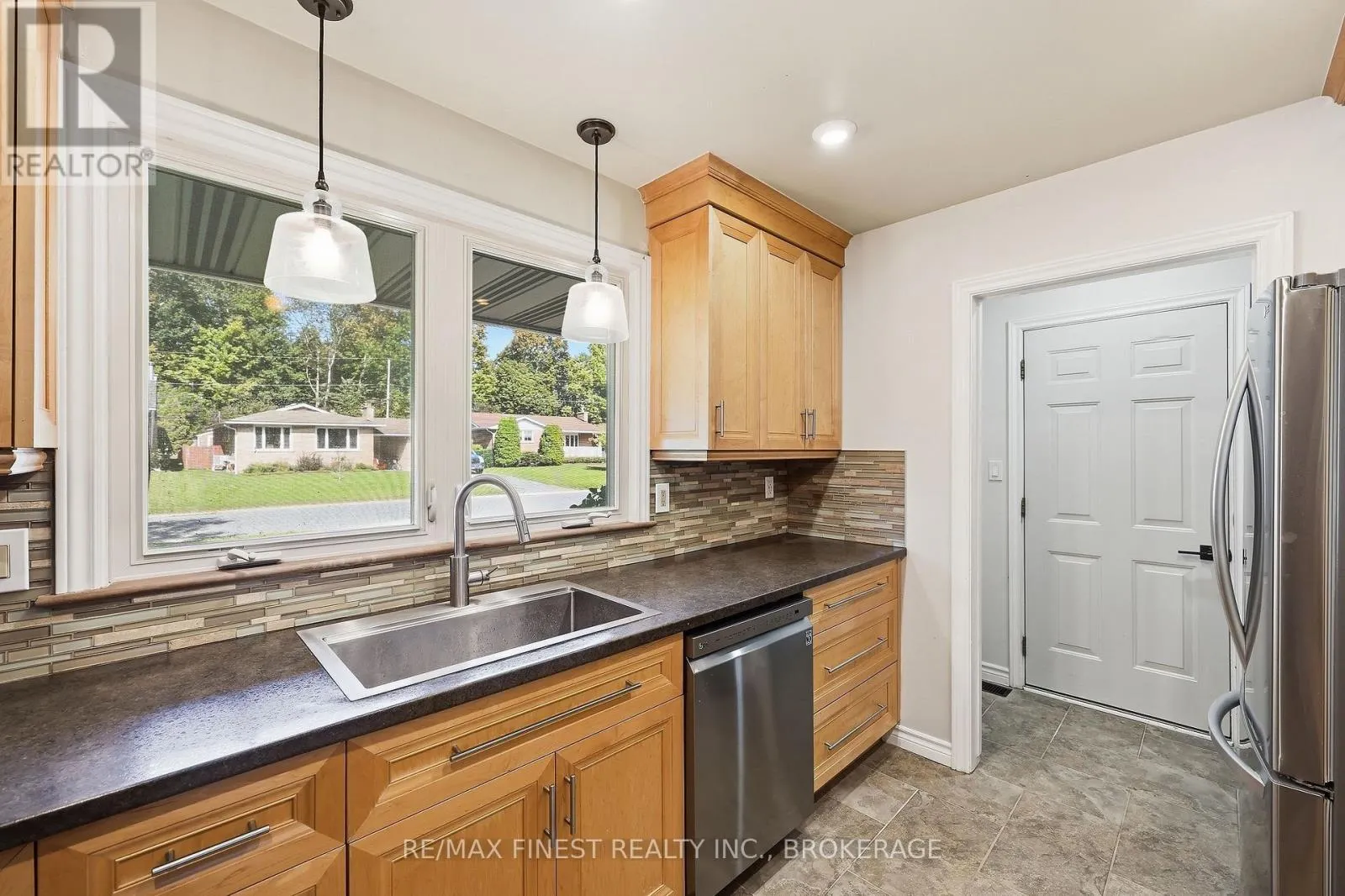933 MAYFAIR CRESCENT