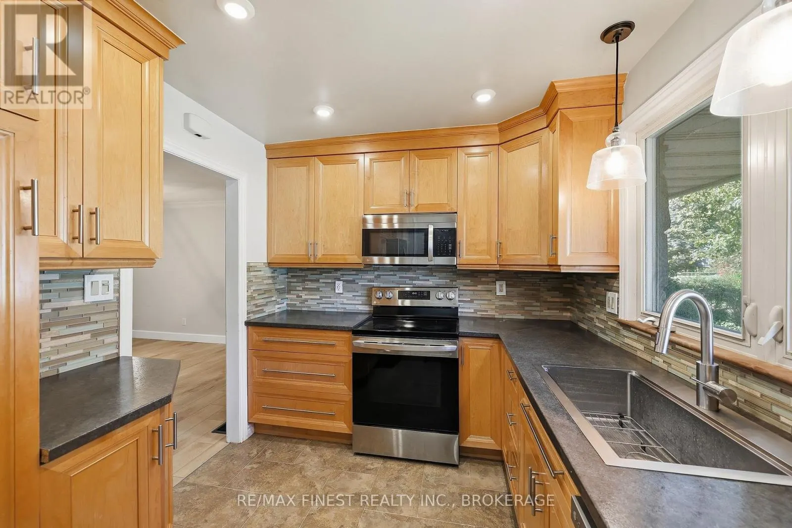 933 MAYFAIR CRESCENT