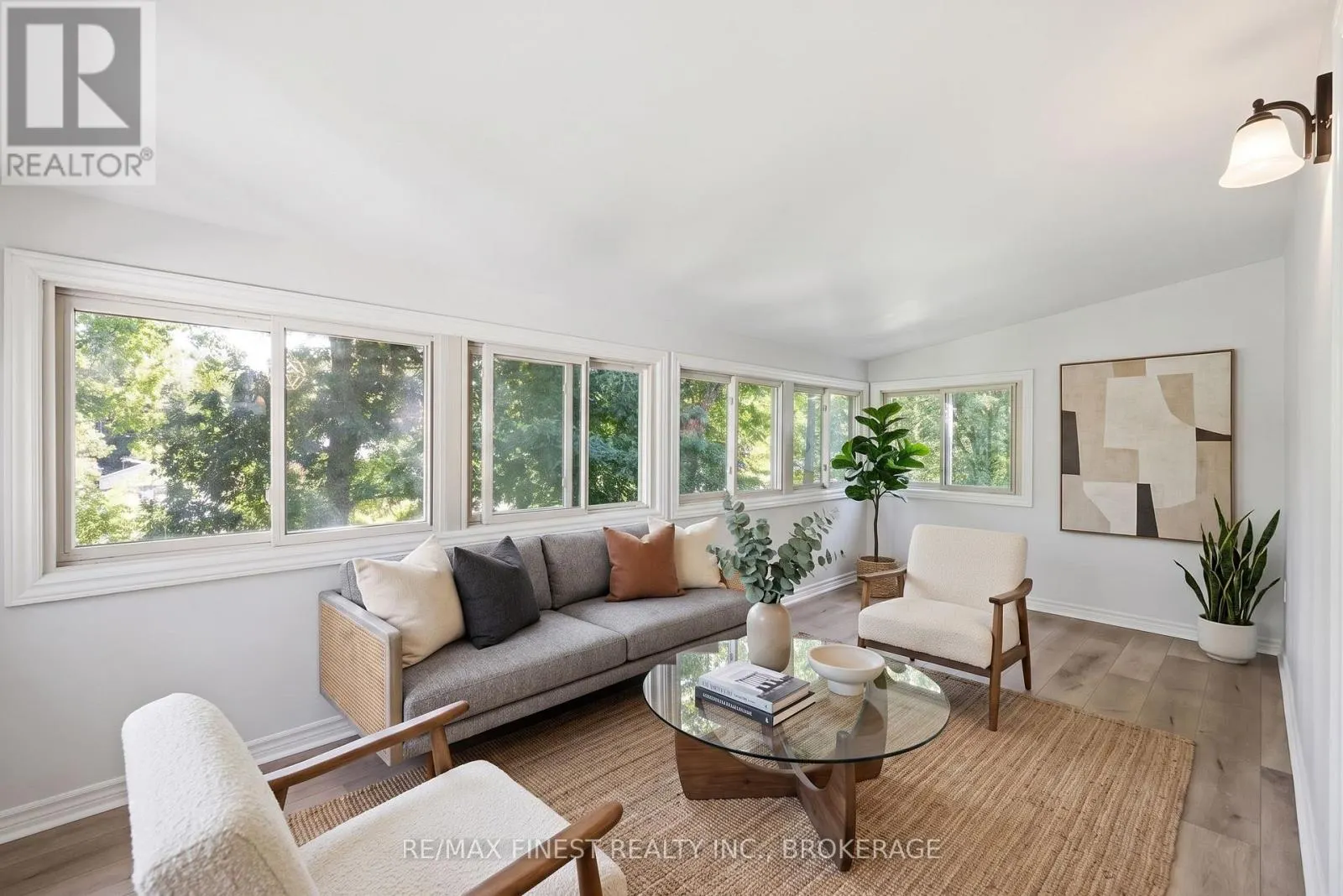 933 MAYFAIR CRESCENT