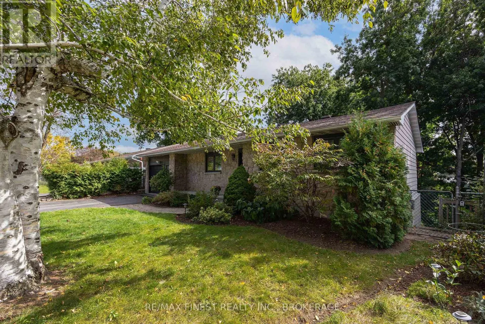 933 MAYFAIR CRESCENT