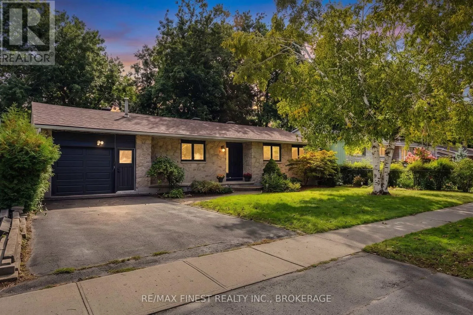 933 MAYFAIR CRESCENT