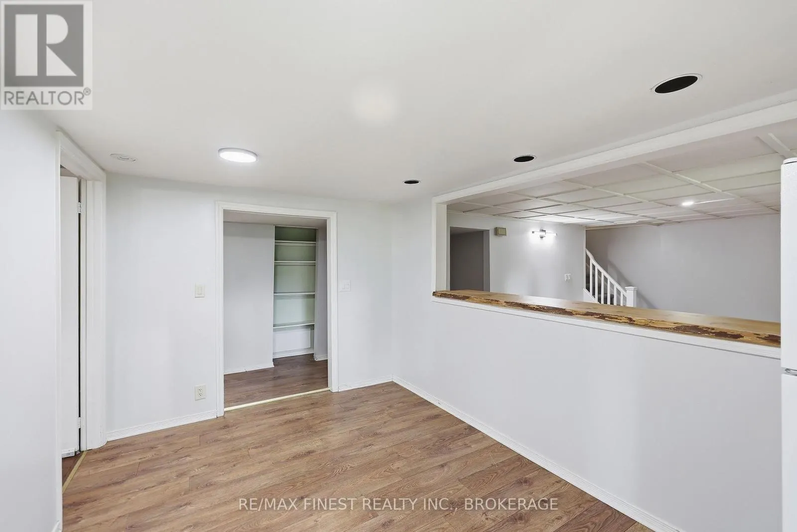 933 MAYFAIR CRESCENT