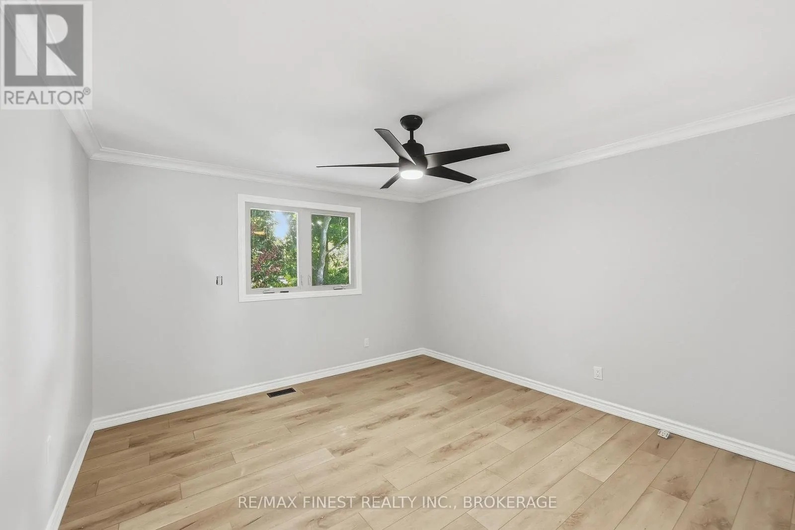 933 MAYFAIR CRESCENT