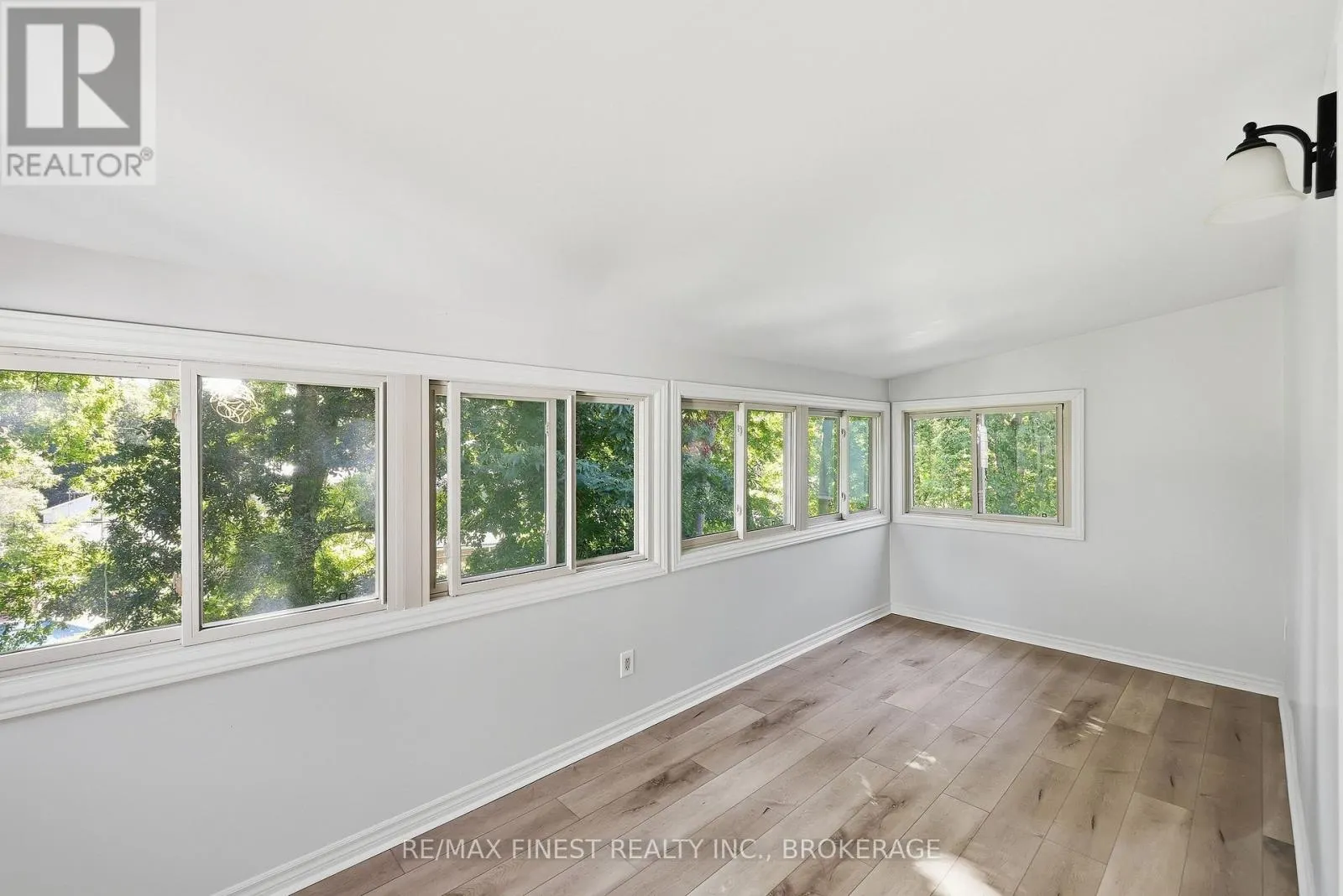 933 MAYFAIR CRESCENT
