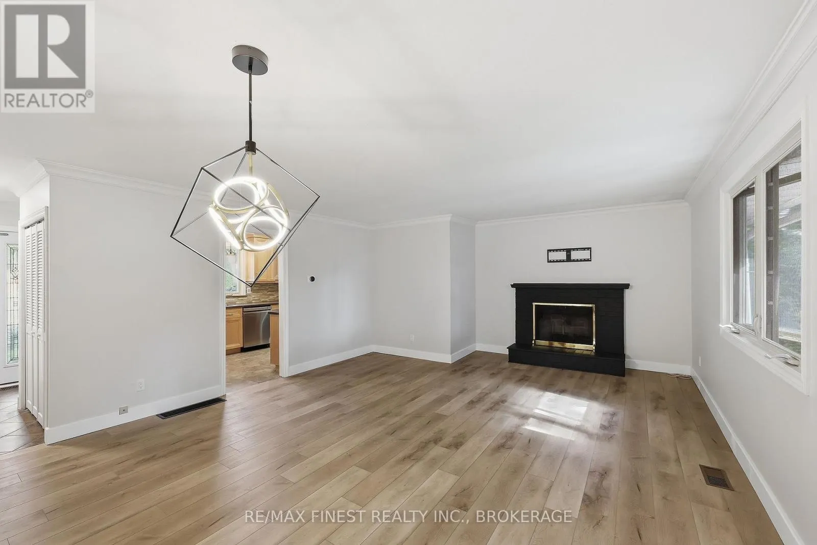 933 MAYFAIR CRESCENT