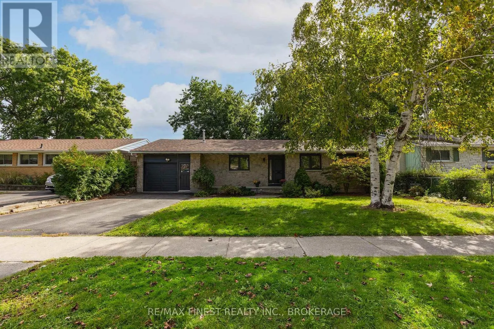 933 MAYFAIR CRESCENT
