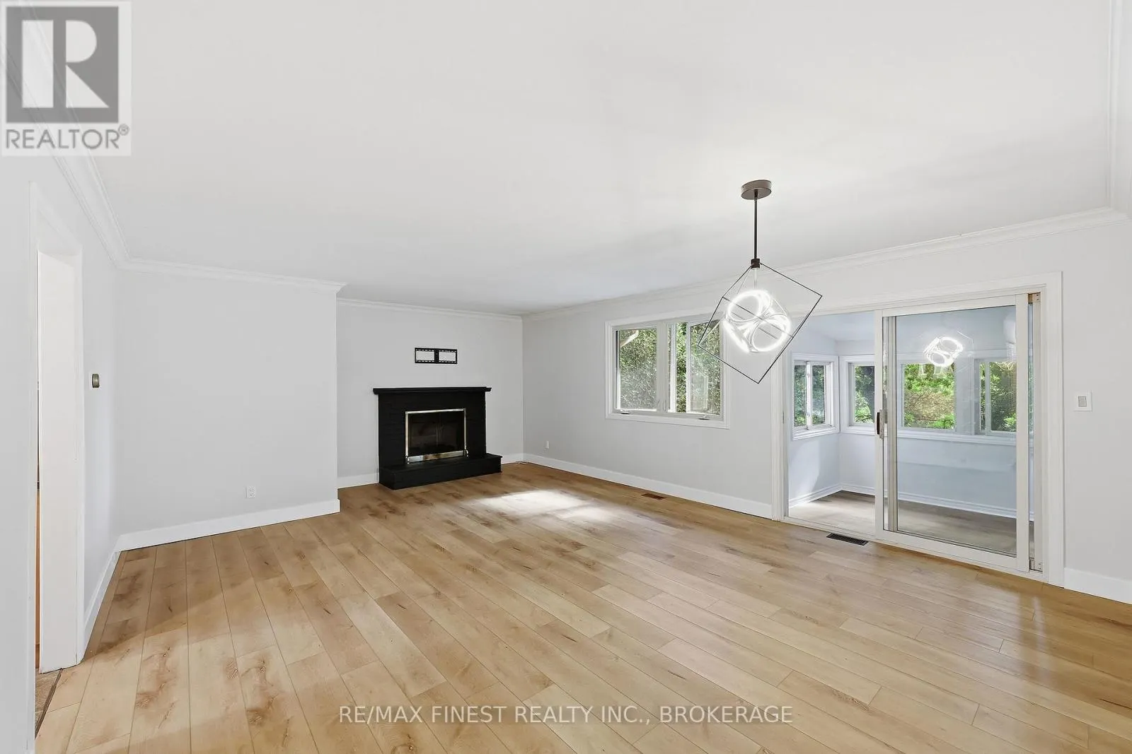 933 MAYFAIR CRESCENT