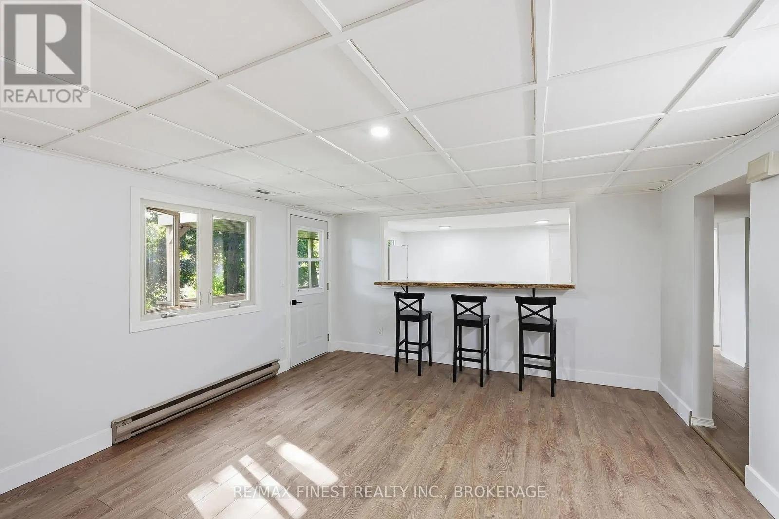 933 MAYFAIR CRESCENT