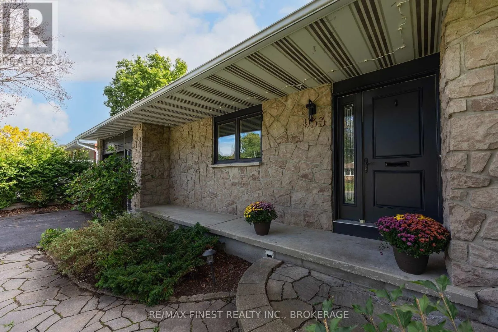 933 MAYFAIR CRESCENT