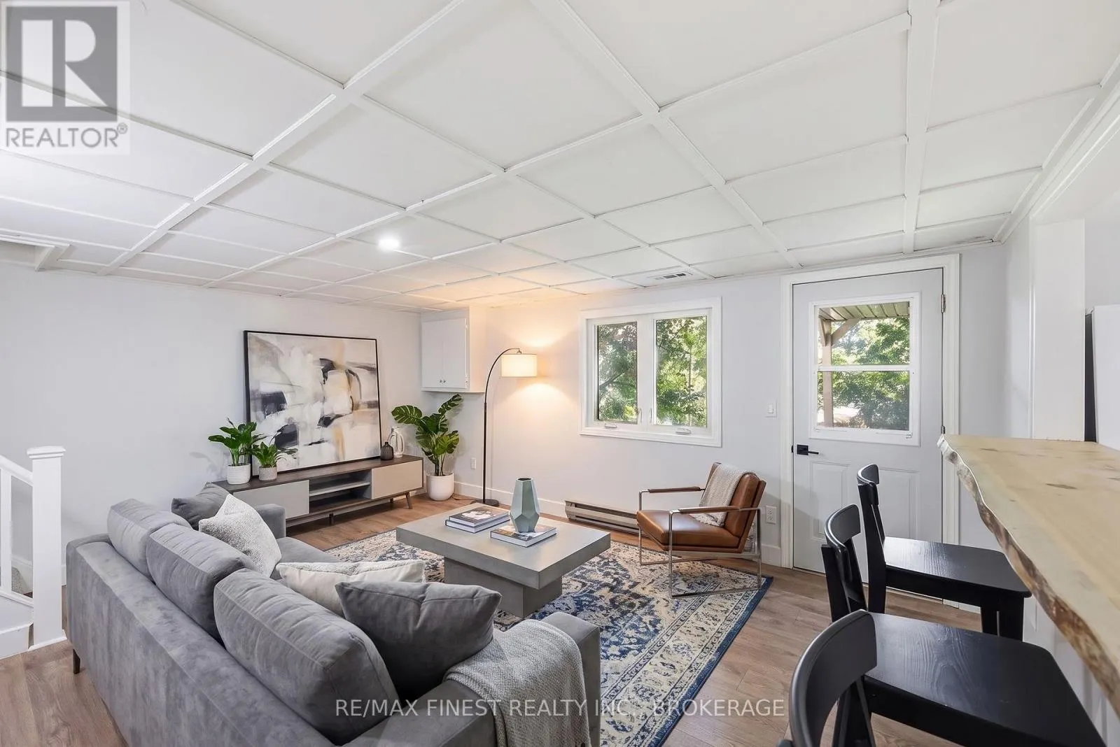 933 MAYFAIR CRESCENT