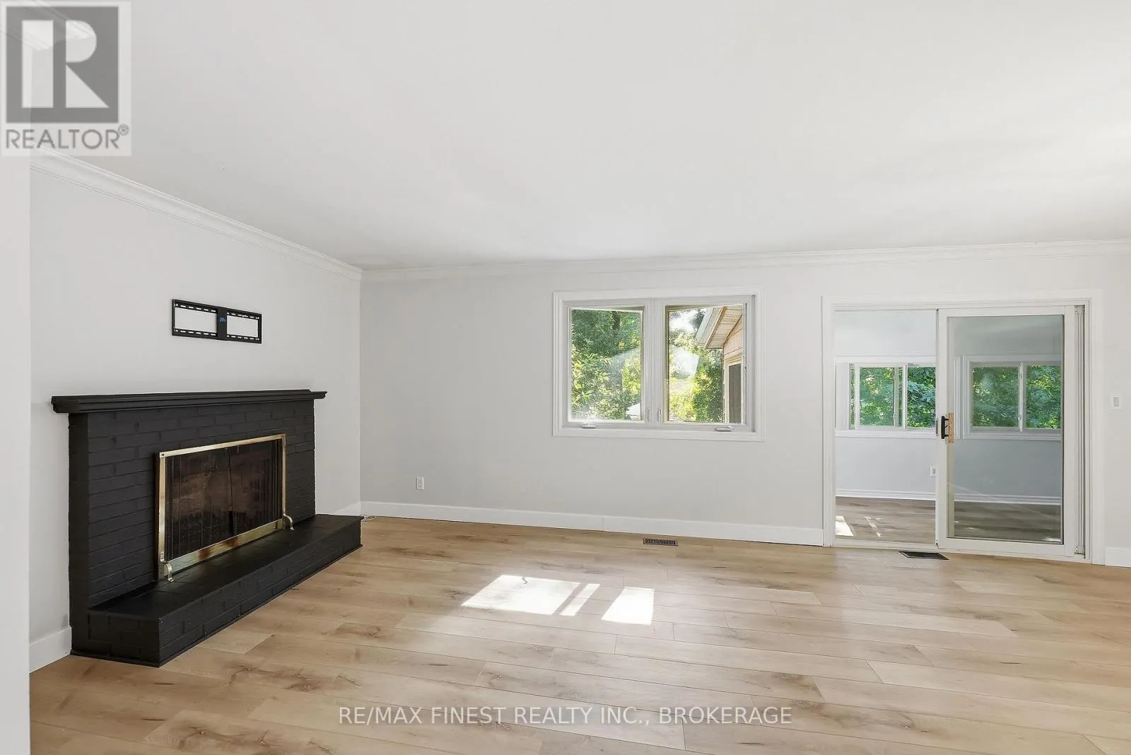 933 MAYFAIR CRESCENT