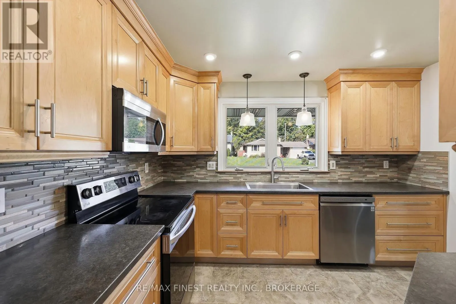 933 MAYFAIR CRESCENT
