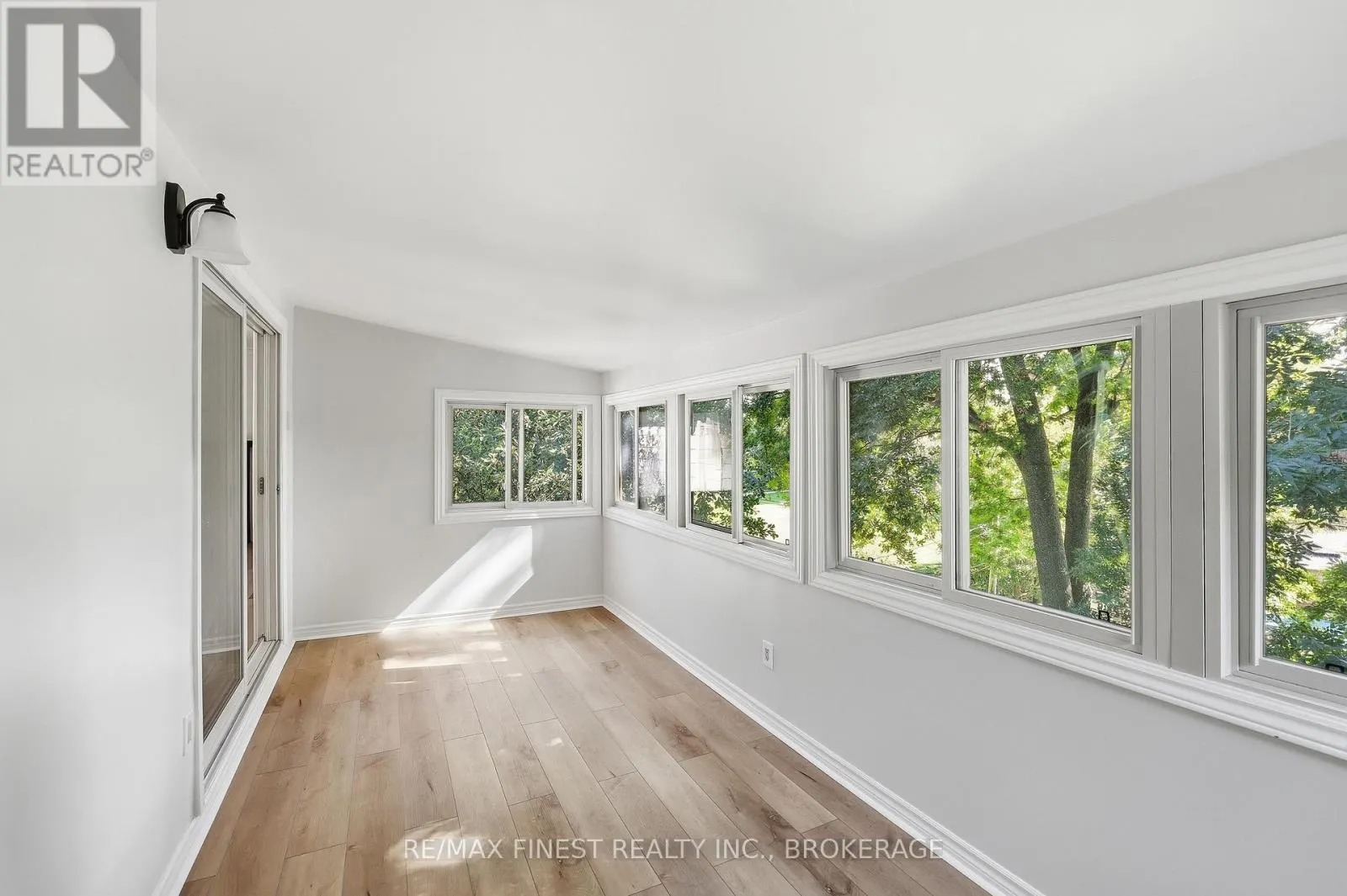 933 MAYFAIR CRESCENT