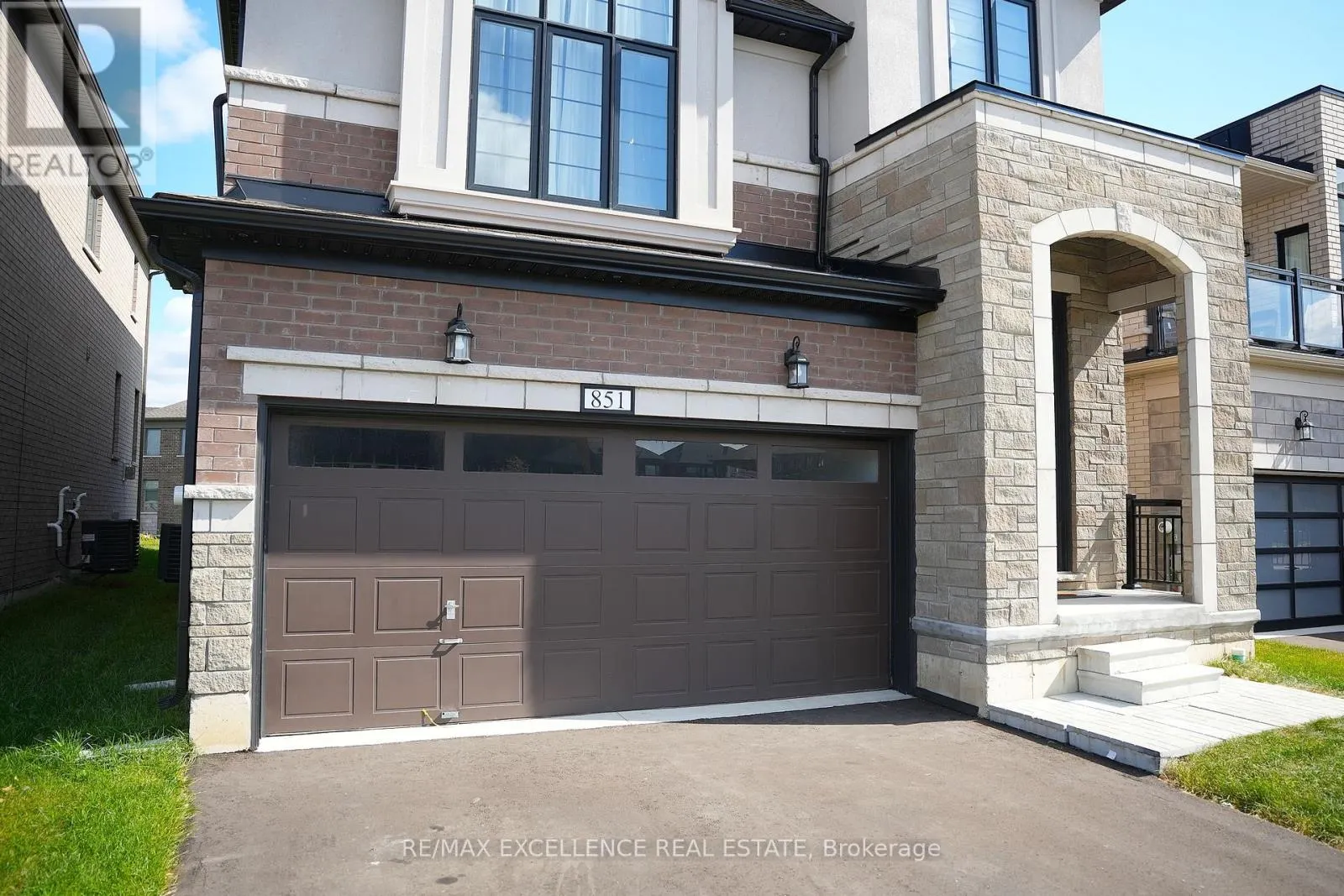 851 QUEENSTON BOULEVARD