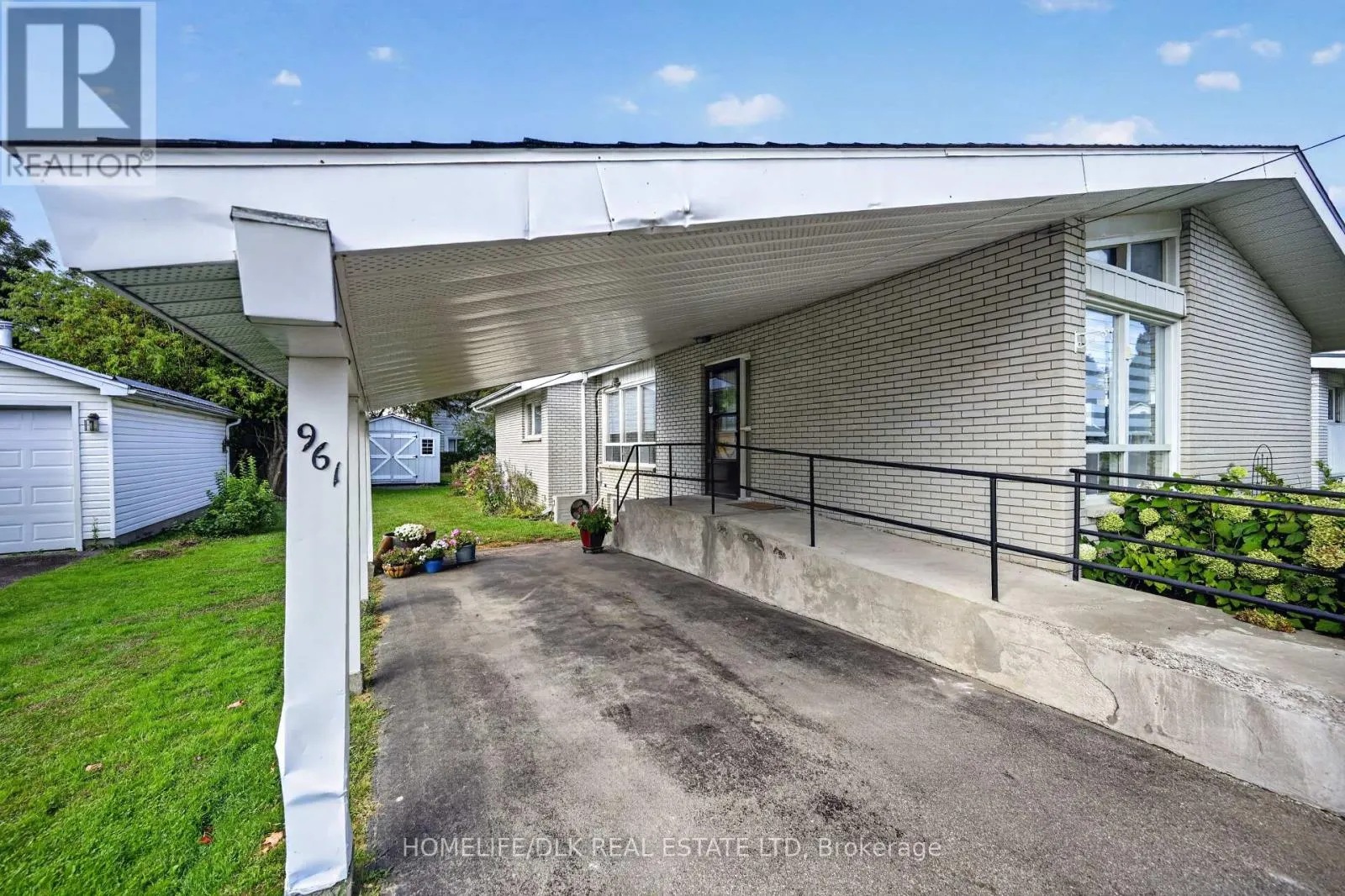 961 MASSIE DRIVE W