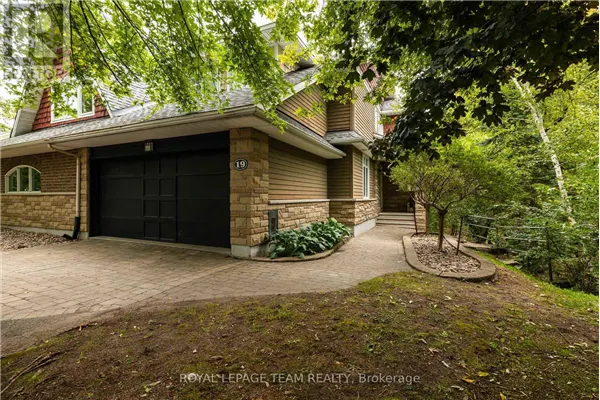 19 CREEKS END LANE
