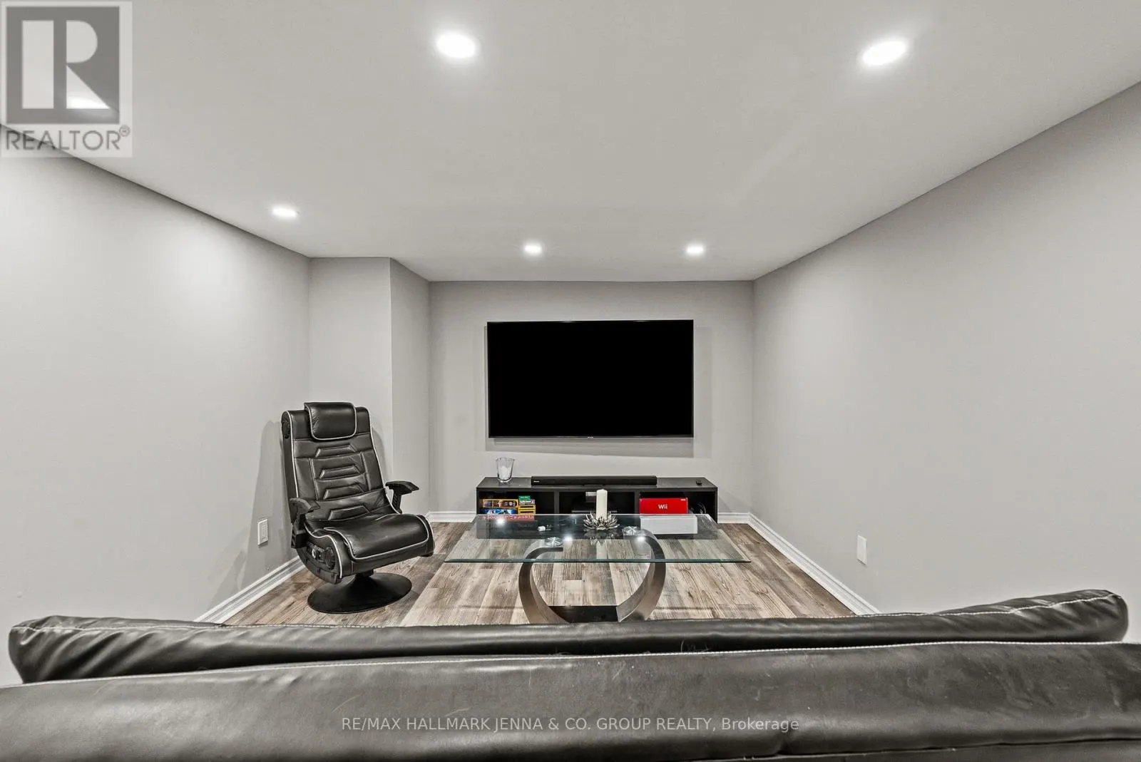 803 LOGPERCH CIRCLE