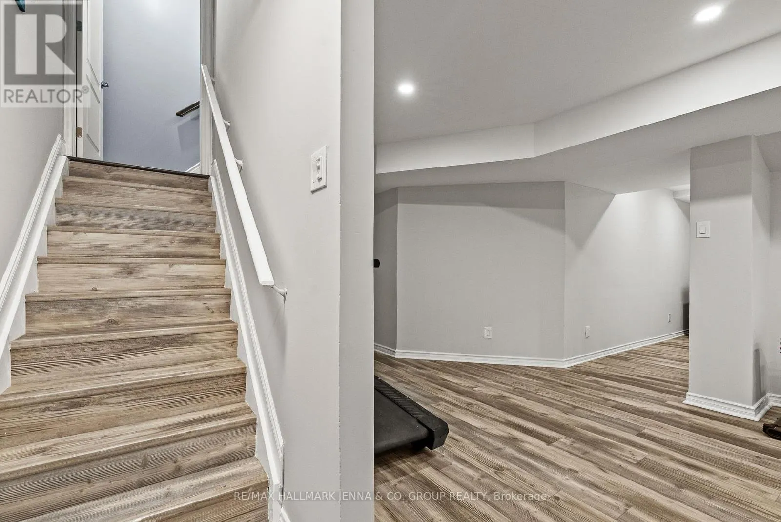 803 LOGPERCH CIRCLE