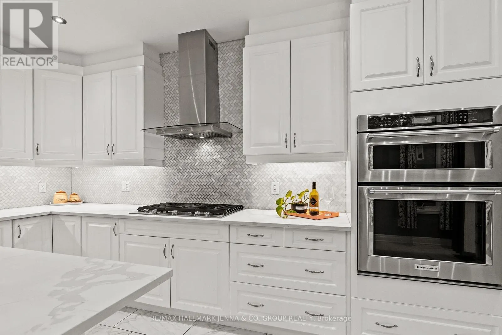 803 LOGPERCH CIRCLE