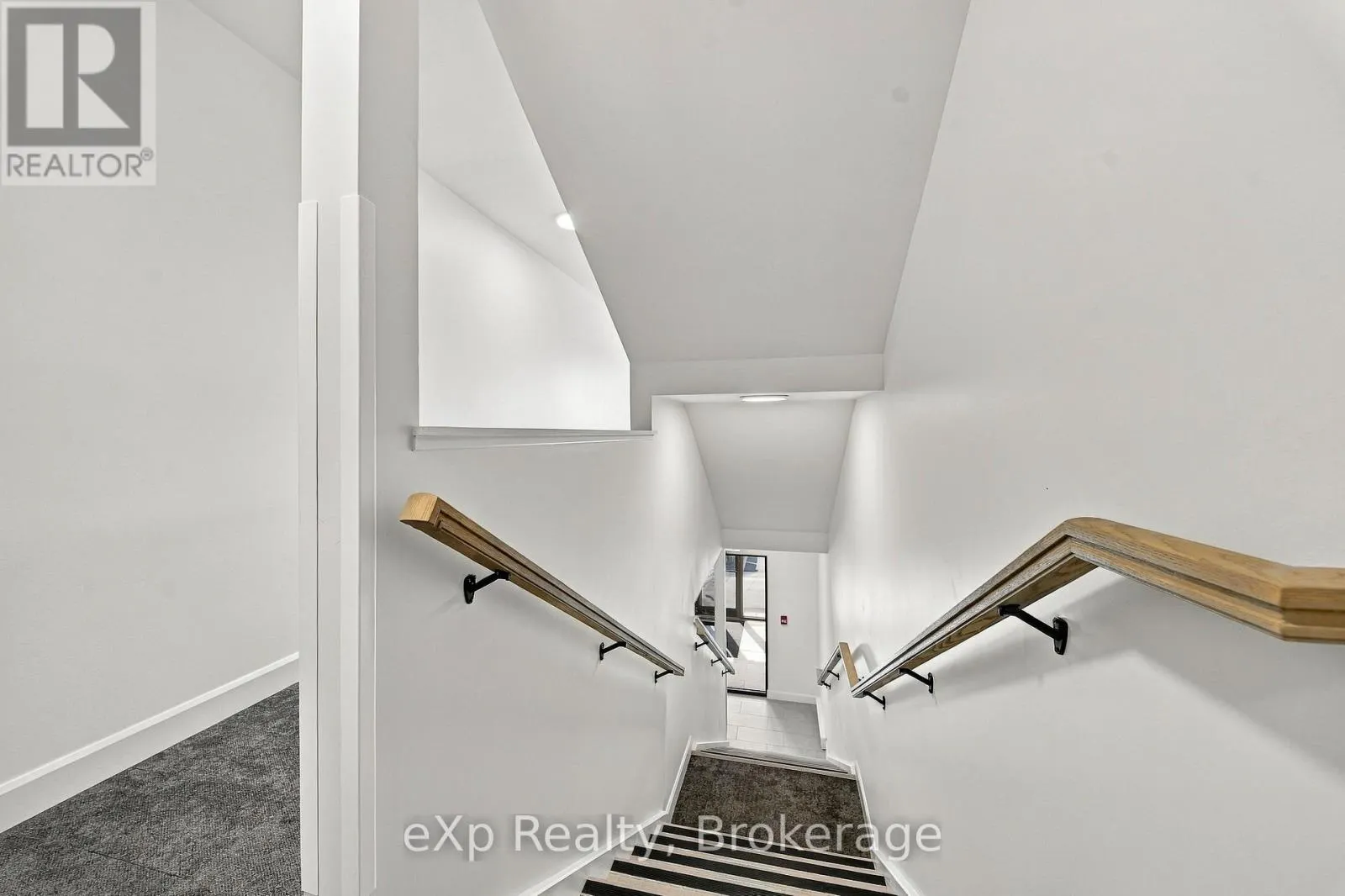 204 - 10 HILLSIDE MEADOW DRIVE #204