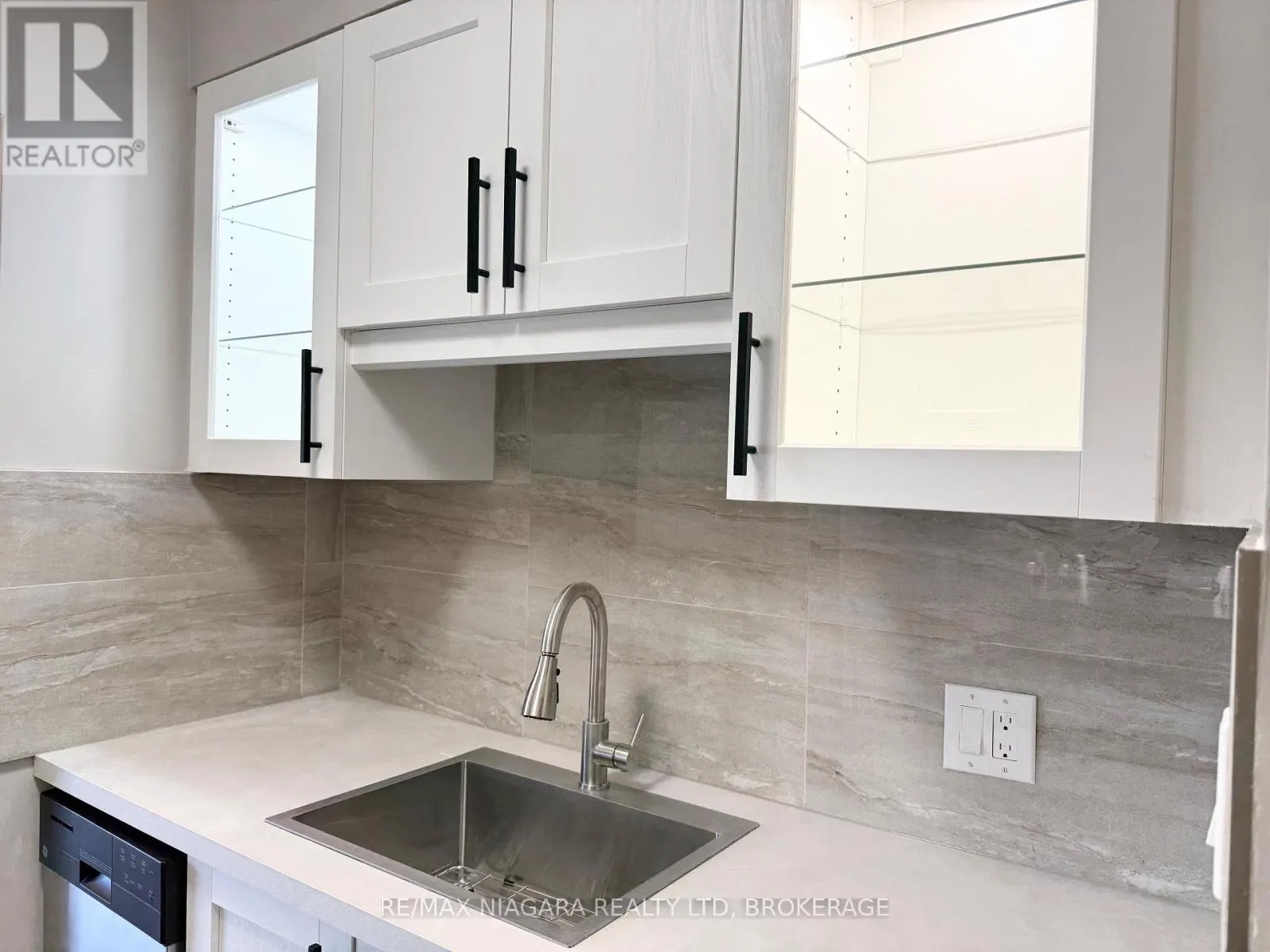 8 - 286 VINE STREET #8