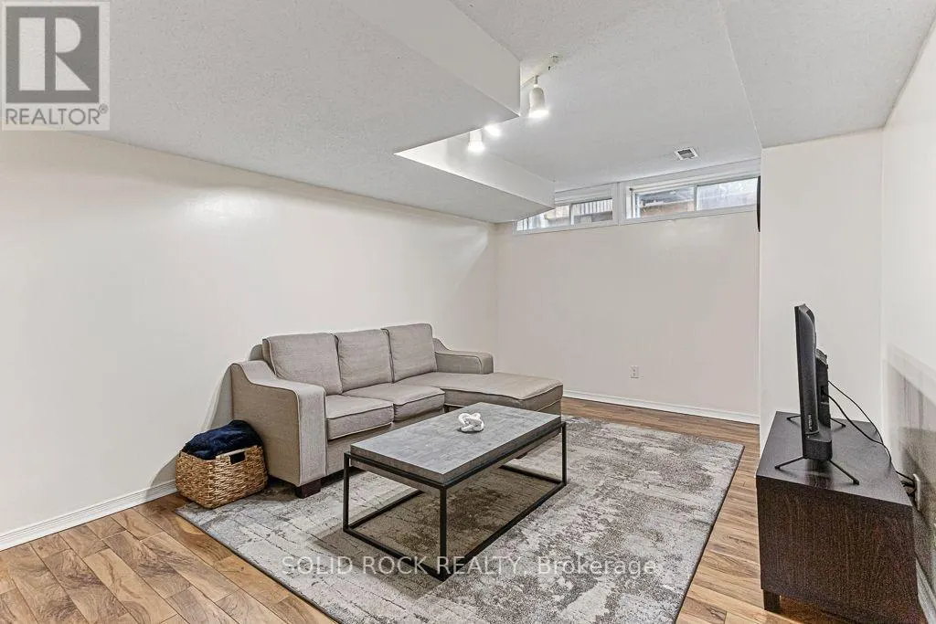 49 LONGSHIRE CIRCLE