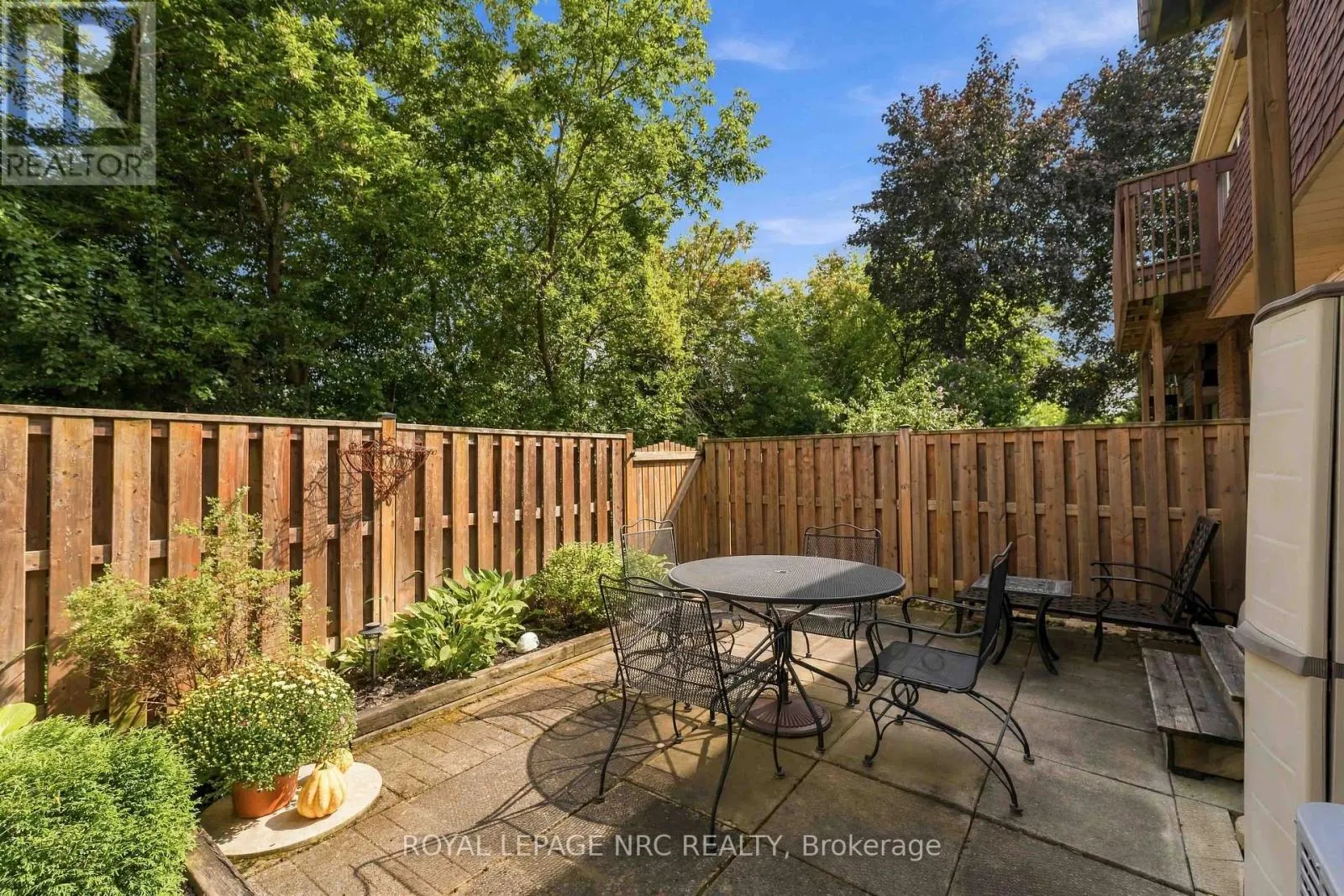 43 - 122 LAKESHORE ROAD #43