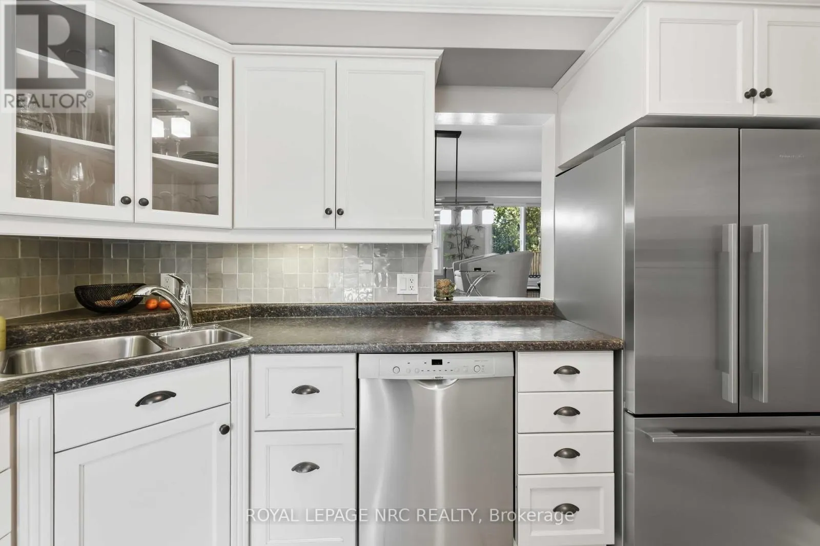 43 - 122 LAKESHORE ROAD #43