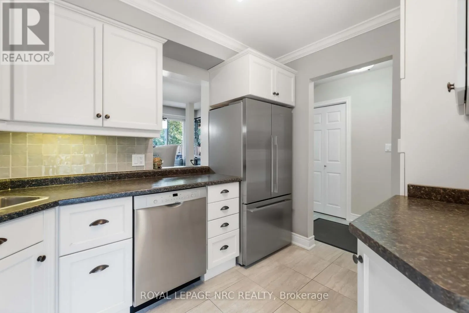 43 - 122 LAKESHORE ROAD #43