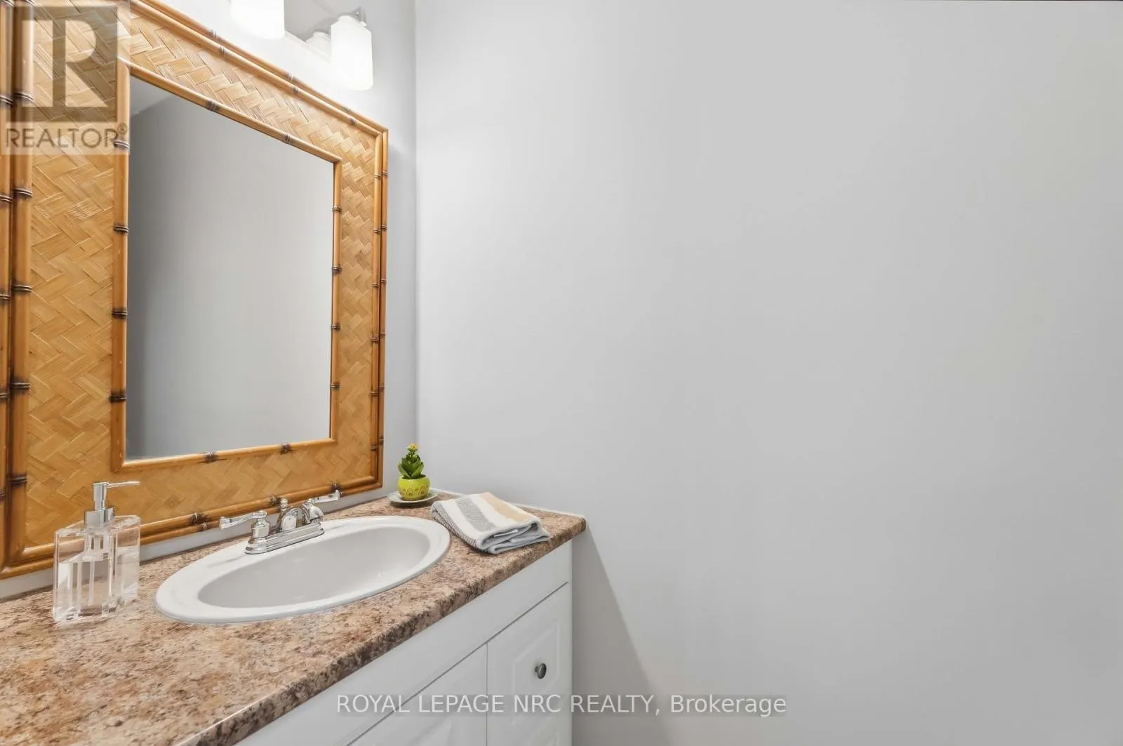 43 - 122 LAKESHORE ROAD #43