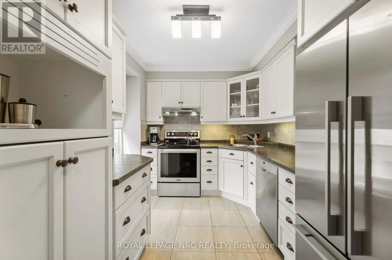 43 - 122 LAKESHORE ROAD #43