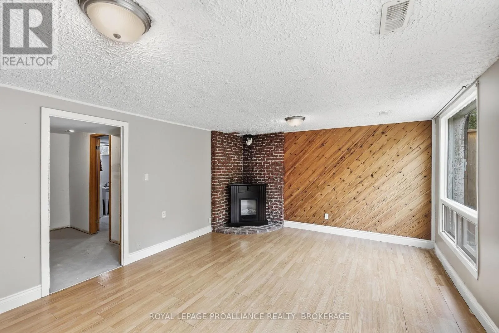 61 - 973 OAKVIEW AVENUE #61