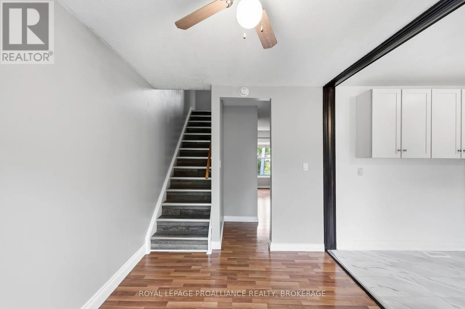61 - 973 OAKVIEW AVENUE #61
