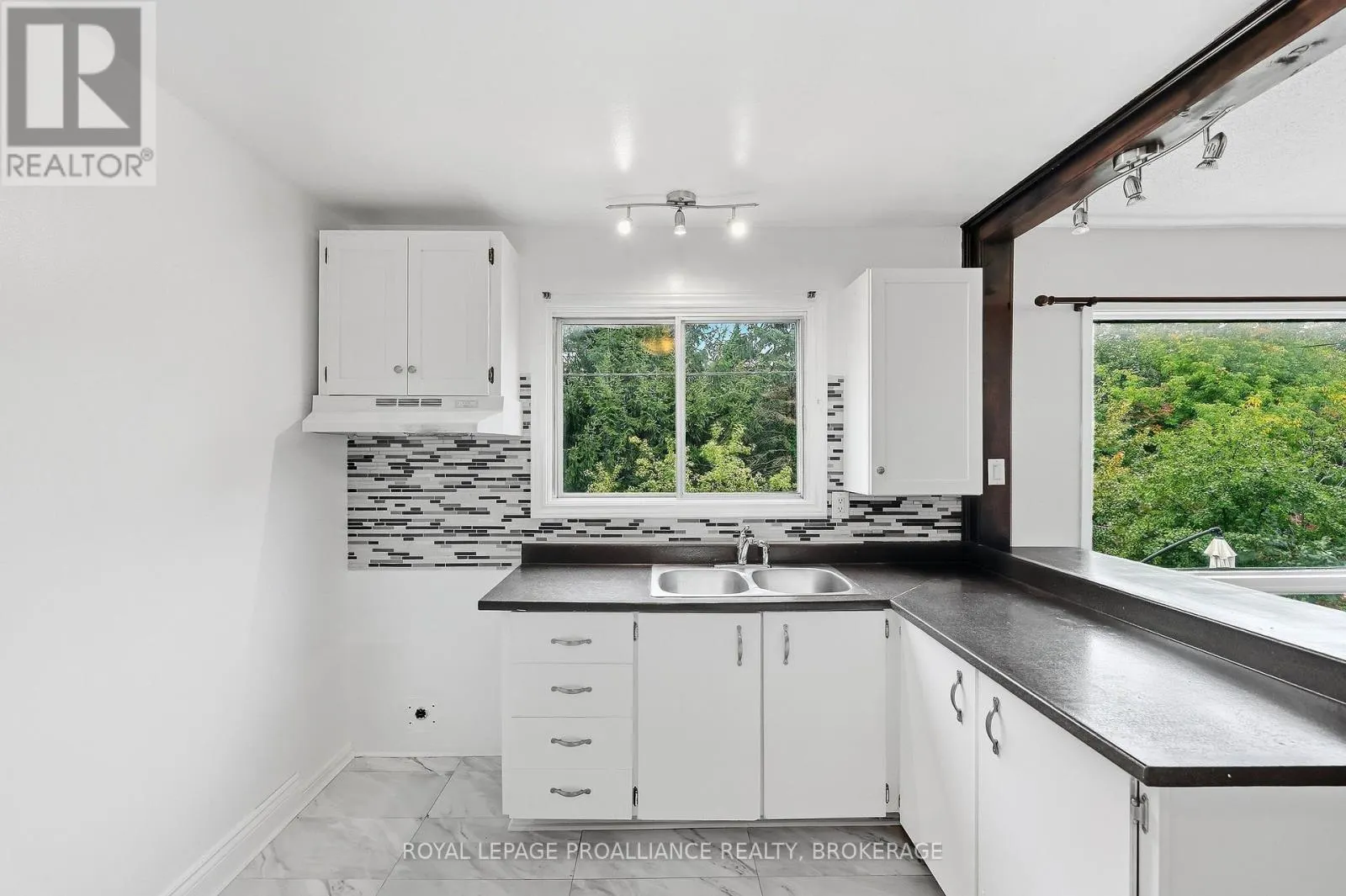 61 - 973 OAKVIEW AVENUE #61