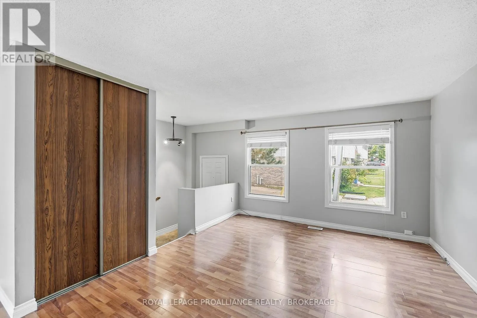 61 - 973 OAKVIEW AVENUE #61