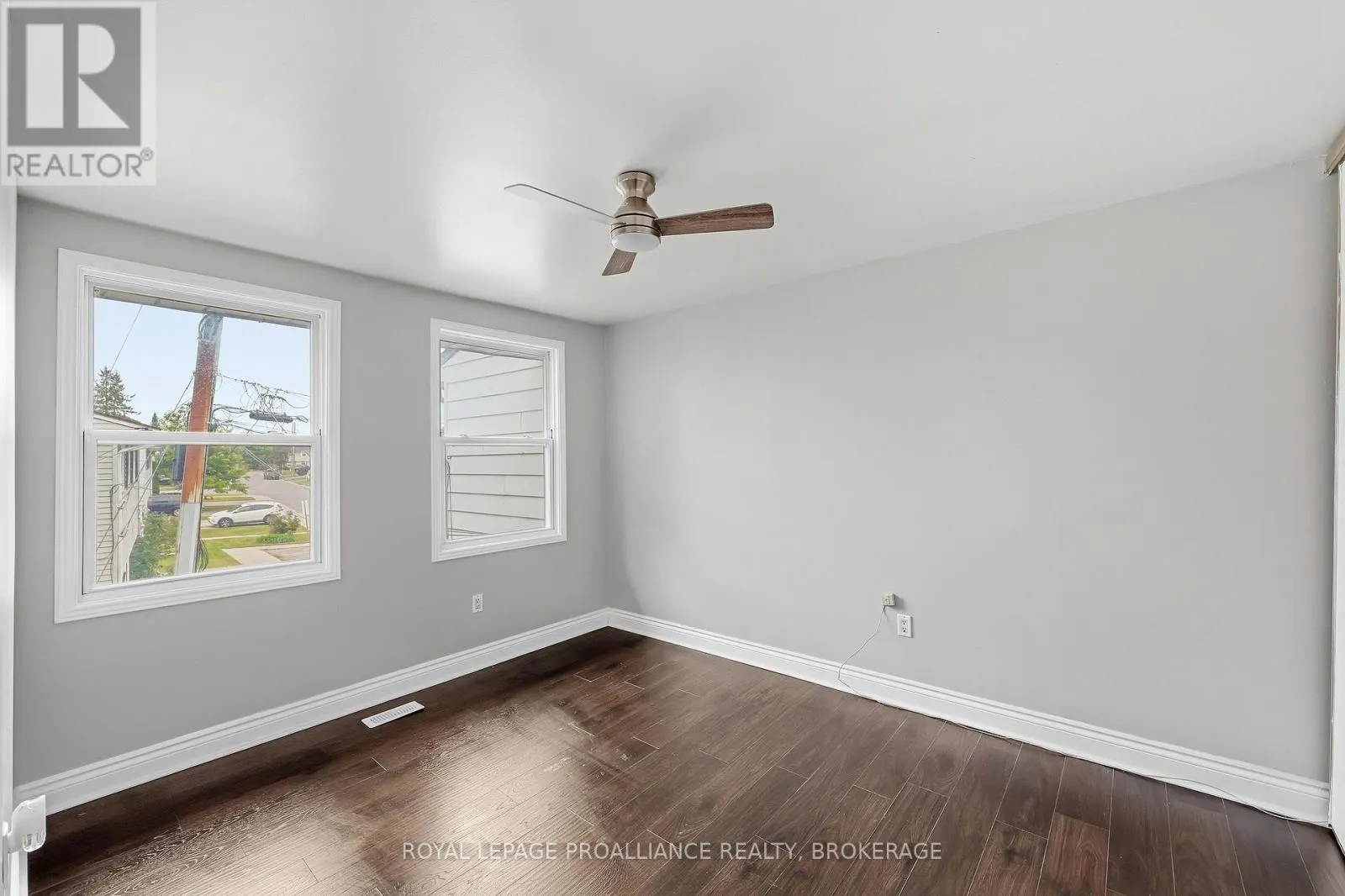 61 - 973 OAKVIEW AVENUE #61