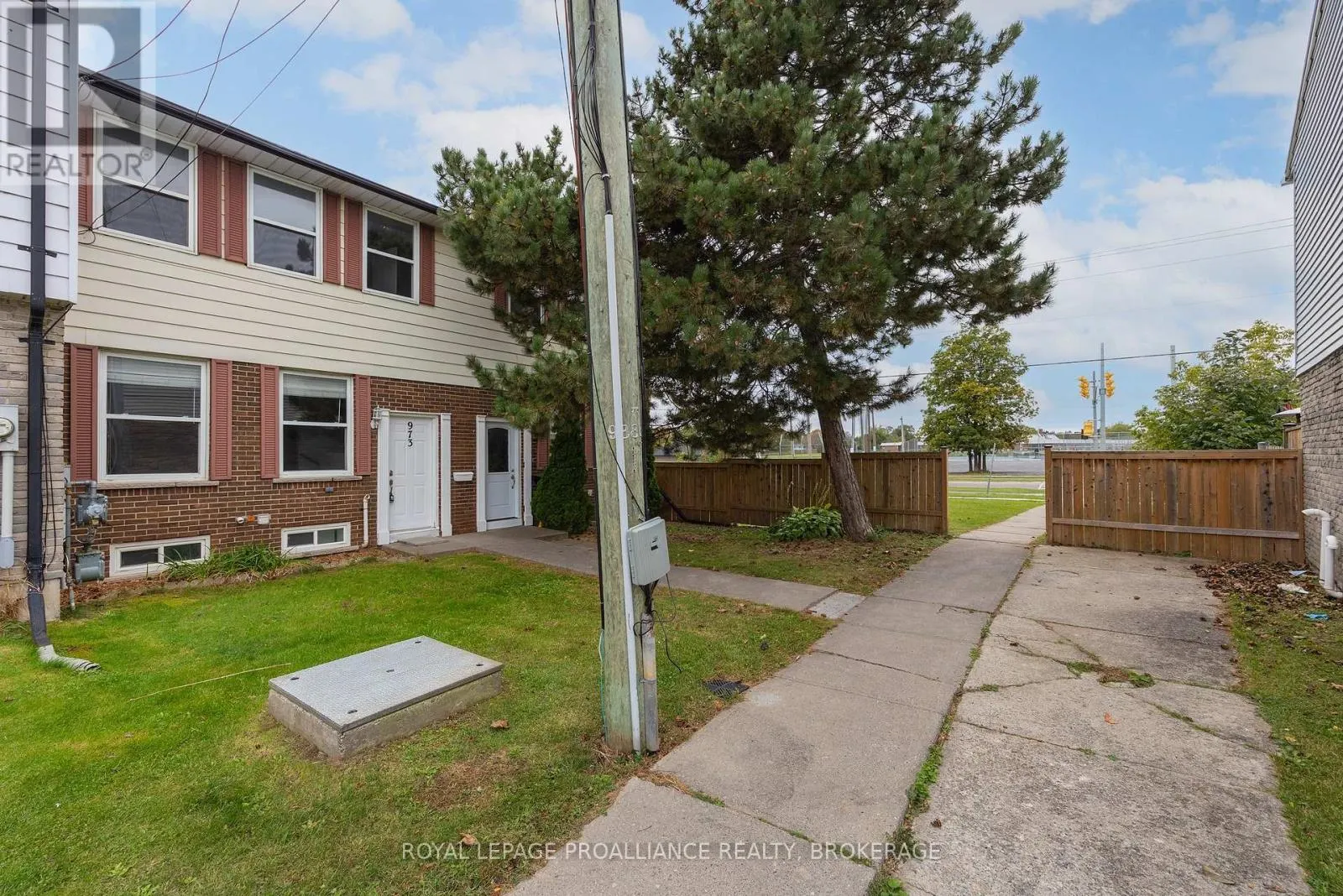 61 - 973 OAKVIEW AVENUE #61