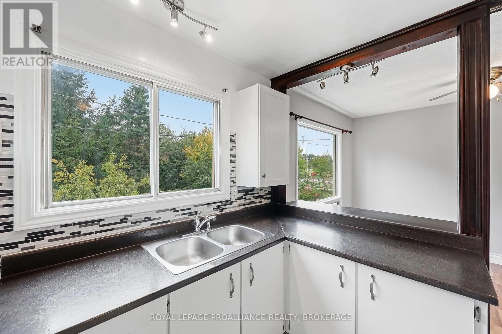 61 - 973 OAKVIEW AVENUE #61