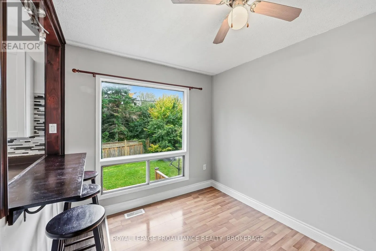 61 - 973 OAKVIEW AVENUE #61