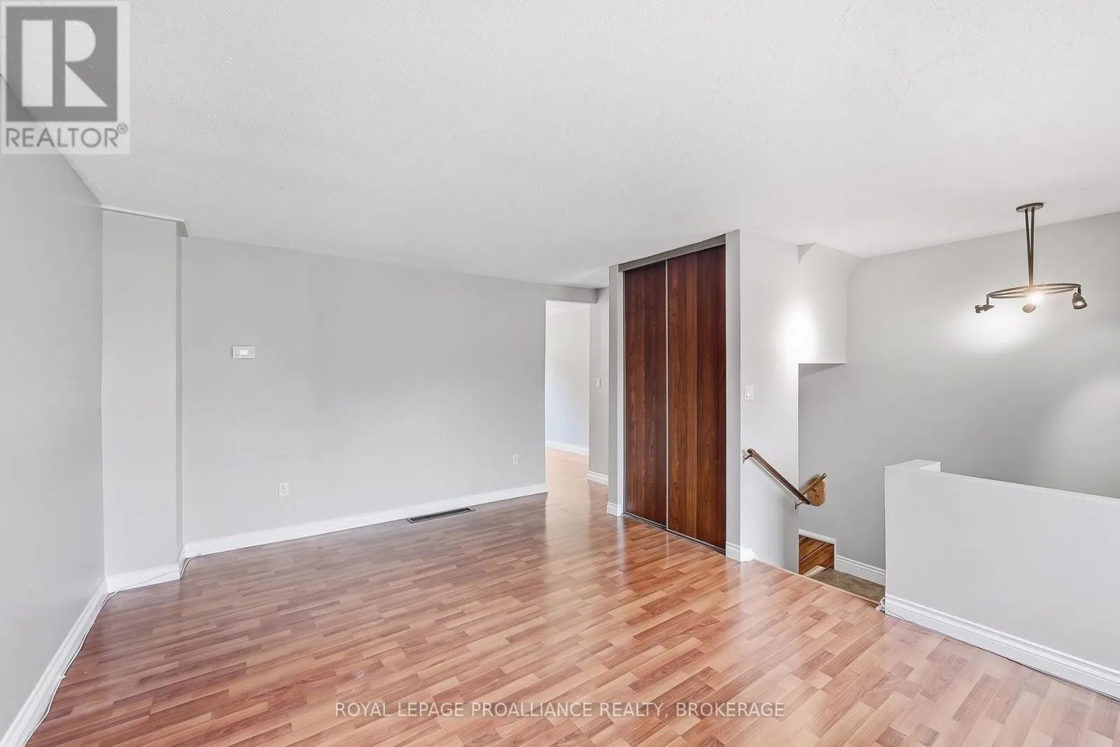 61 - 973 OAKVIEW AVENUE #61